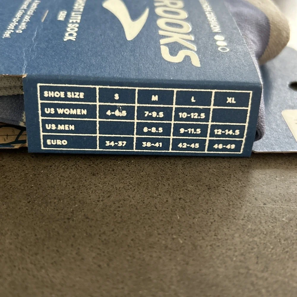 BRAND NEW Small (4-6.5 W) Brooks Ghost Lite Running Crew Socks PNW 24‎